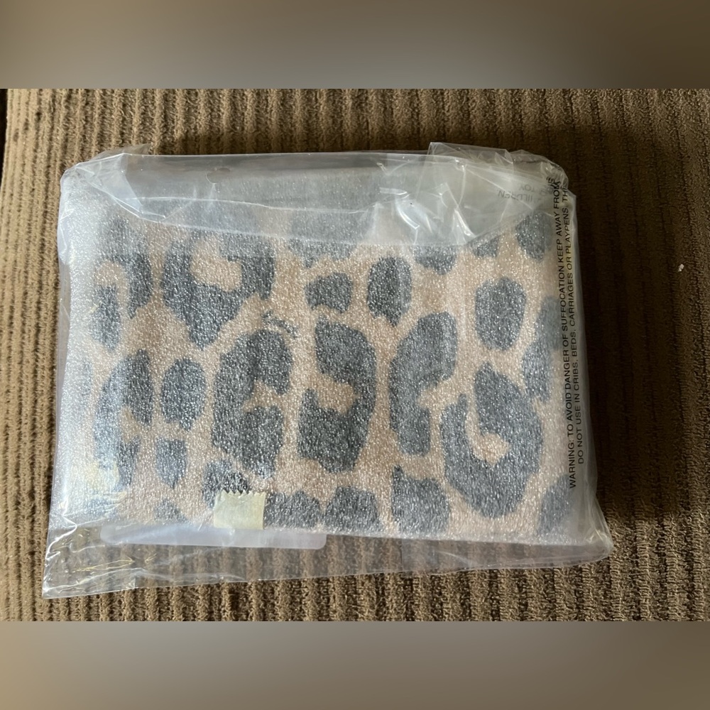 Coach Corner Zip Wristlet With Leopard Print nwt in packaging - Picture 5 of 5